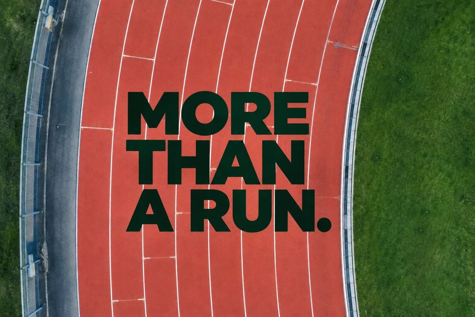 Pista de atletismo vista de cima com o slogan More Than A Run pintado na pista